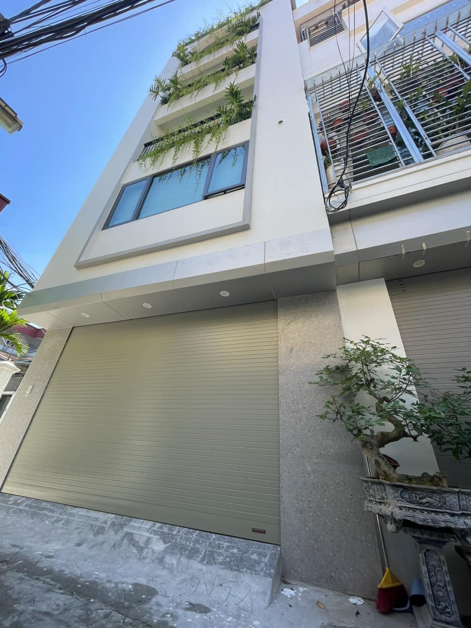 Cần tiền bán gấp nhà Thạch Bàn - Long Biên 41m2 5 tầng ô tô vào nhà lô góc thoáng đẹp mới xây xong giá 5.5 tỷ có thương