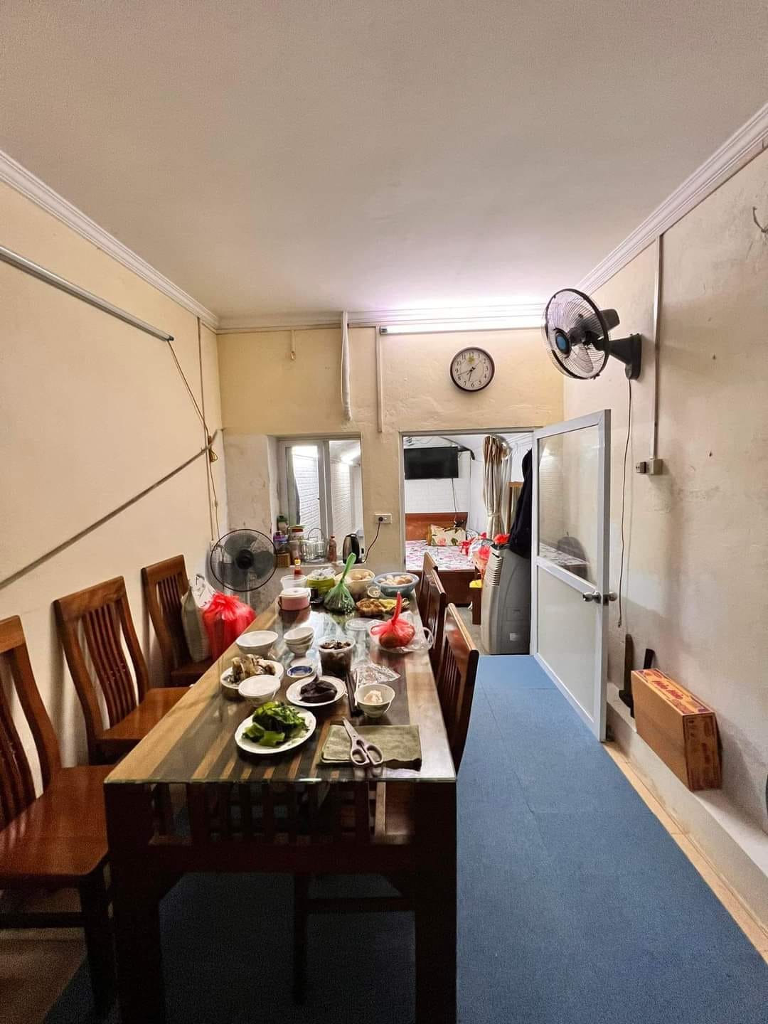 Bán căn tập thể tầng 1 phố 8/3, 40m ra mặt phố. Diện tích 70m, SĐCC.