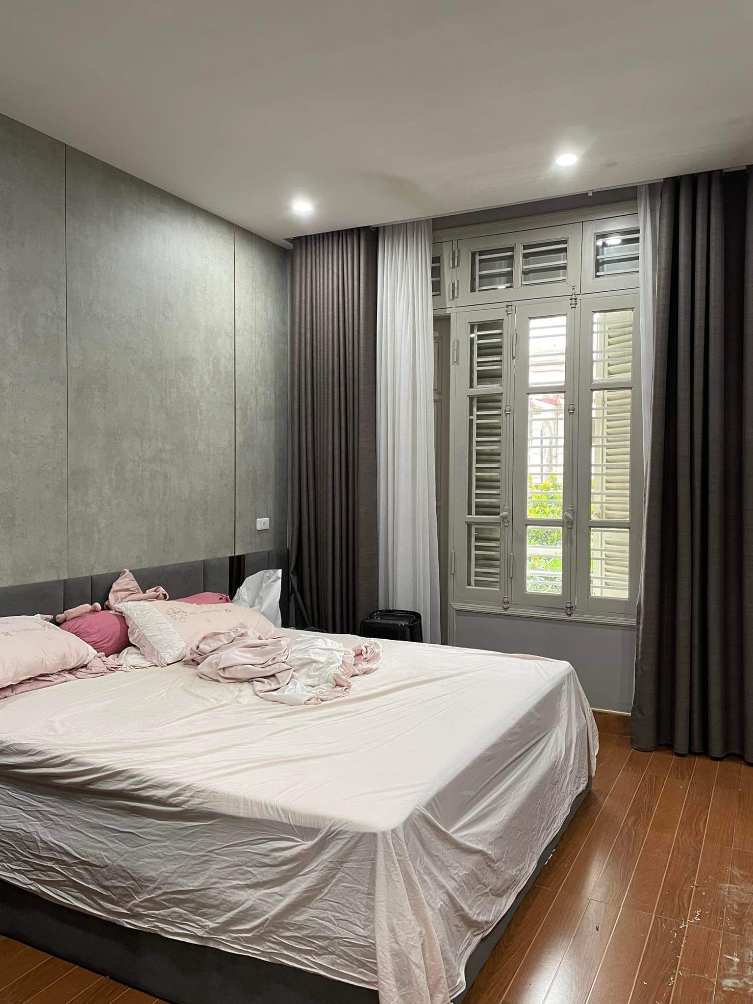 Bán nhà 104m2 phố Nguyễn Văn Cừ, Long Biên Gara Ô tô 7 chỗ Thang máy XỊN Kinh doanh siêu tốt 13.2 Tỷ