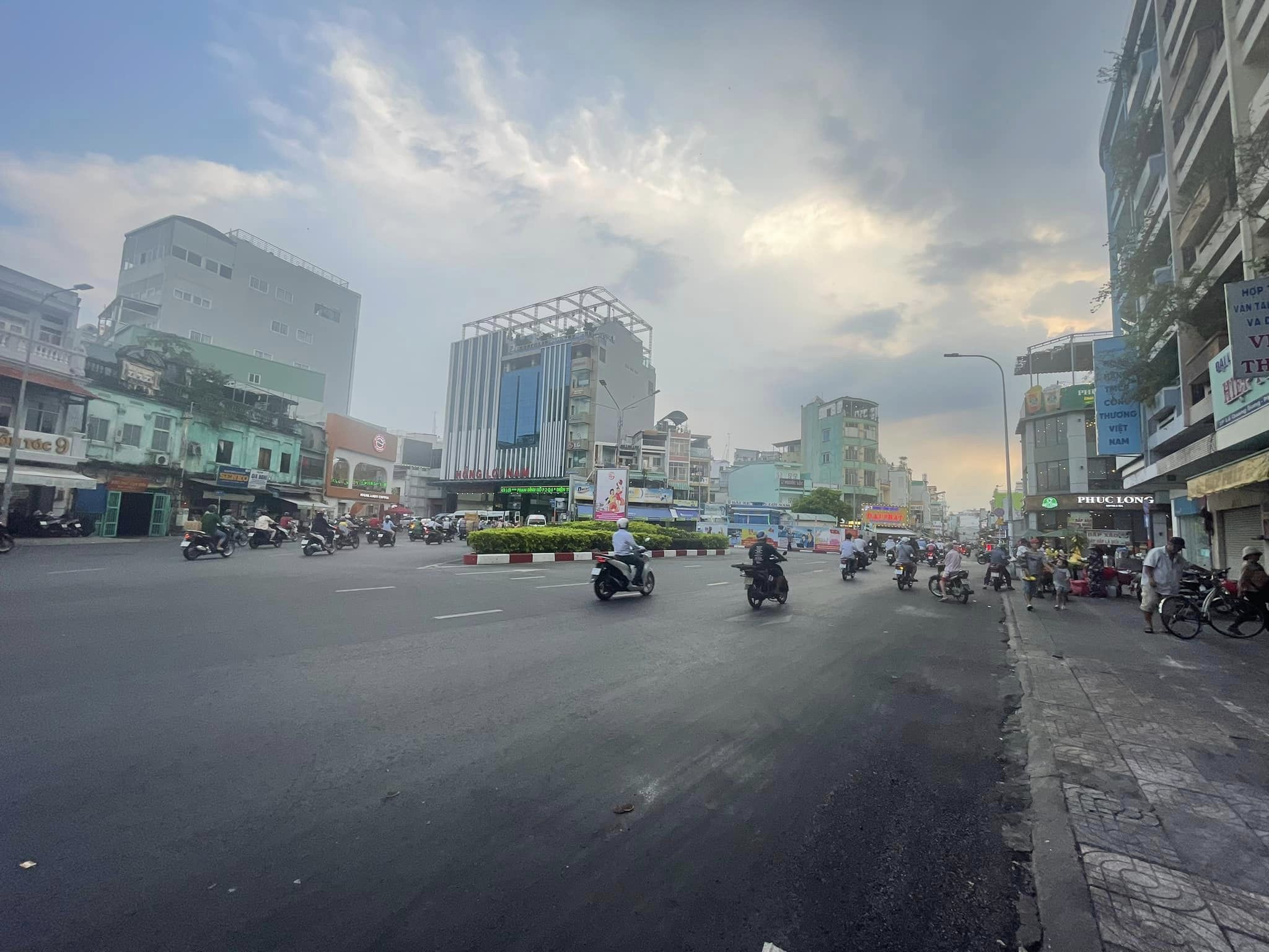 HẺM BA GÁC- NHÀ ĐẸP - TẶNG NỘI THẤT - SÁT VÁCH Q5 -CHỦ CẦN BÁN GẤP