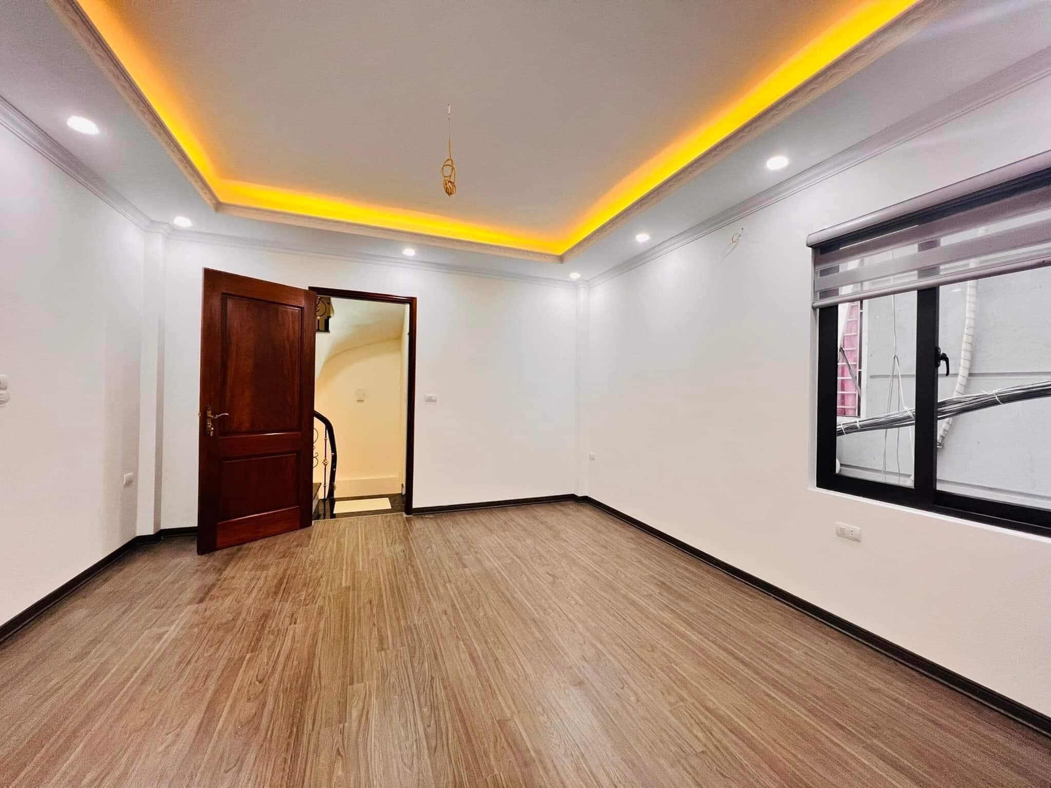 Bán nhà Trần Khát Chân, Lò Đúc, gần phố, nhà mới ở ngay. Diện tích 35m, 5 tầng, mặt tiền 4.3m.