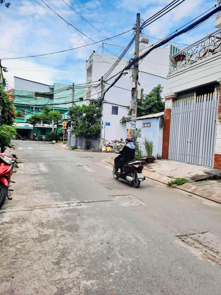 KHU PHÂN LÔ TÔ HIỆU HẺM 6M - NHÀ CẤP 4 64M 3 PHÒNG NGỦ CHỈ 5.1 TỶ