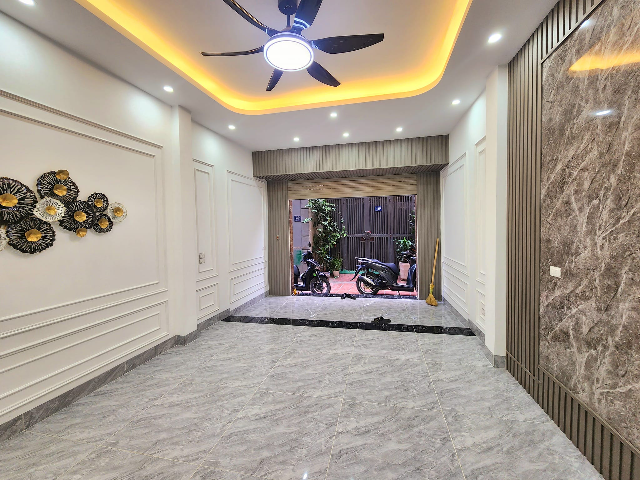 BÁN NHÀ 7 TẦNG THANG MÁY XỊN . Ô TỐ TRANH KINH DOANH ĐỈNH. PHỐ PHẠM VĂN ĐỒNG . GIÁ 11.2 TỶ