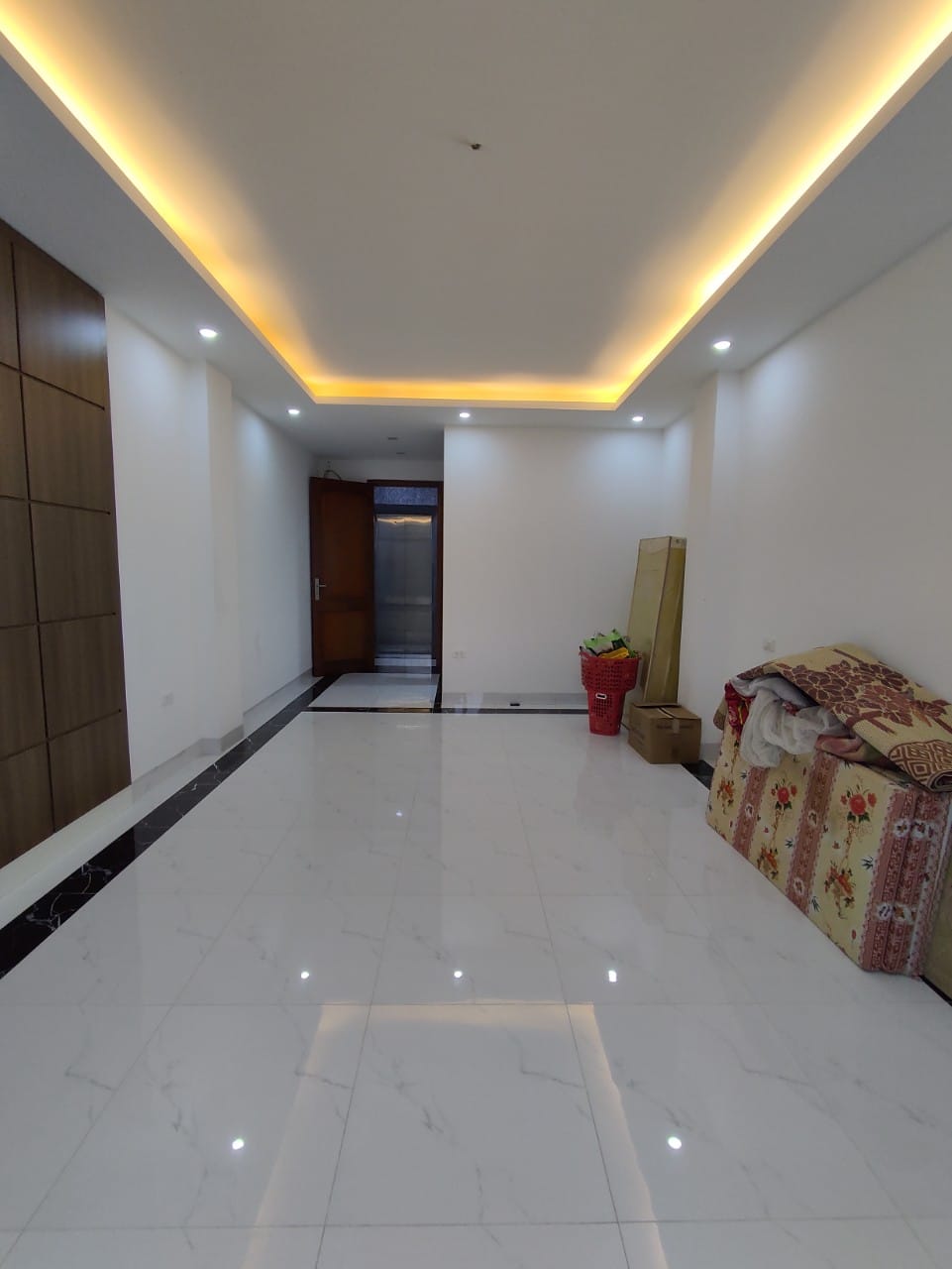 Bán căn nhà 53m2 phố Hồng Tiến, Long Biên Gara Ô tô 6 ngủ Thang máy XỊN 10.2 Tỷ