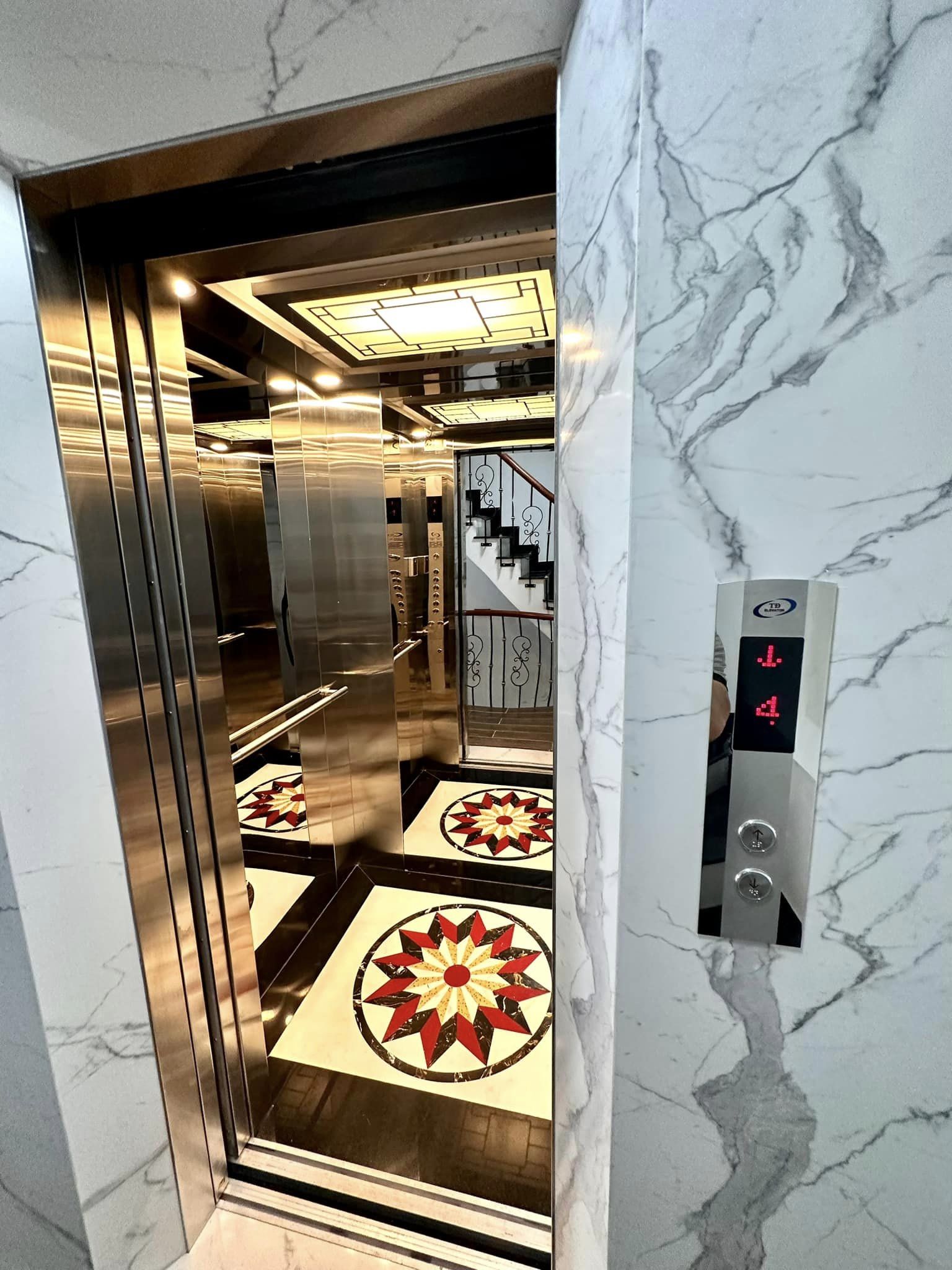 Mặt phố Hai Bà Trưng, thang máy, kinh doanh đỉnh, lô góc. DT 80m *7T*MT 4.1M.