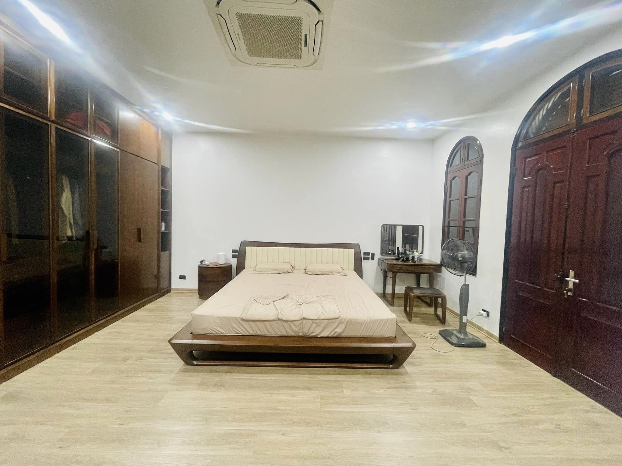 Bán Nhà Mặt Phố Nguyễn Khang 155M2 Mặt Tiền 8.5M-33 Tỷ-ÔTÔ Tránh Đỗ-2 Thoáng