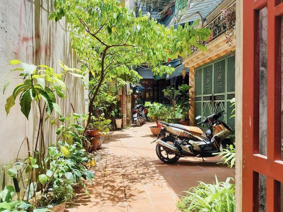 BÁN ĐẤT SẴN NHÀ 3 TẦNG - TT CẦU GIẤY - GẦN 6 TỶ - TIỆN ÍCH - GẦN PHỐ - NGÕ RỘNG - Ở SƯỚNG - DIỆN TÍCH RỘNG