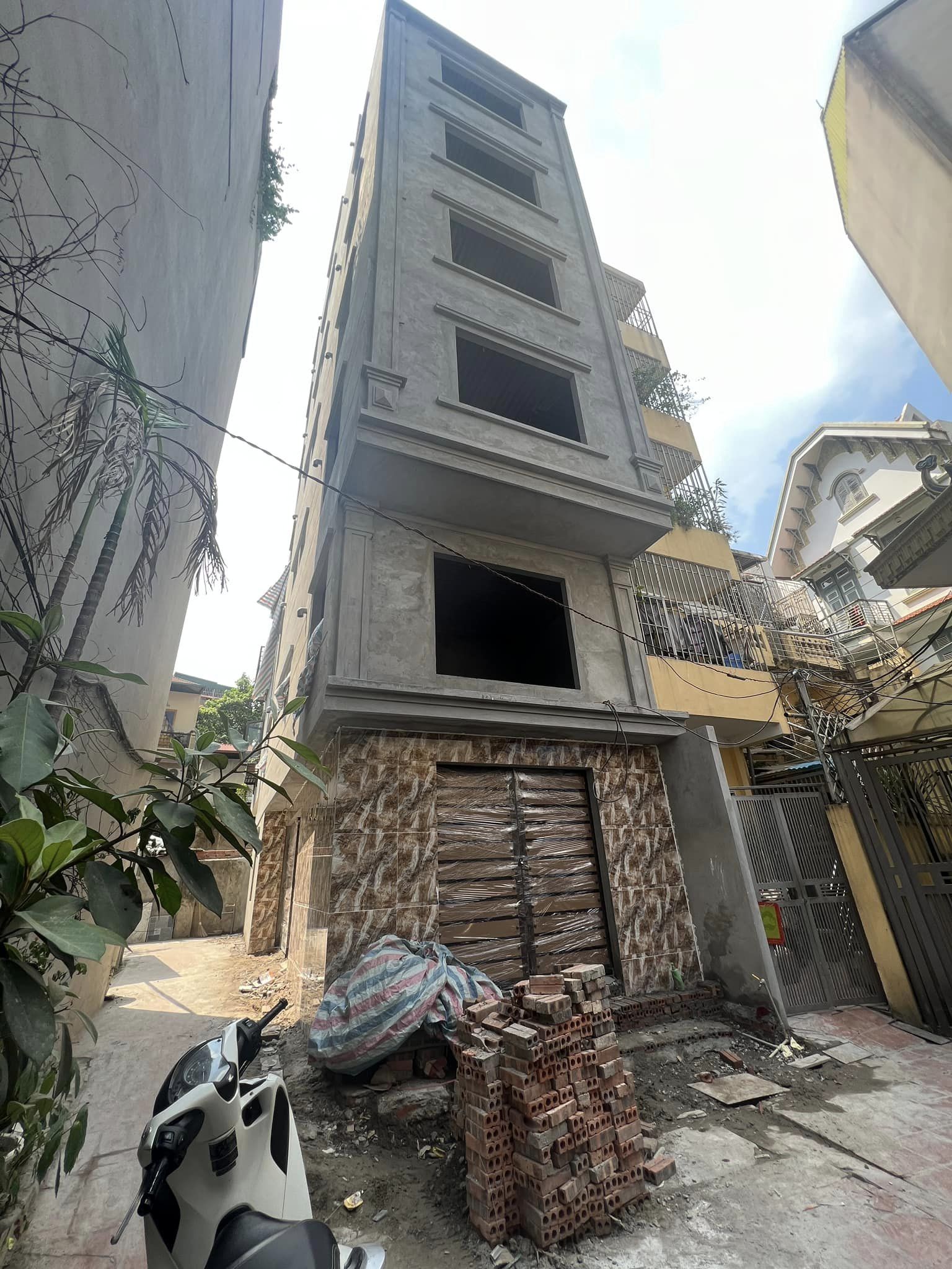 BÁN TOÀ CCMN KHÂM THIÊN - Ô CHỢ DỪA ĐỐNG ĐA - Ô TÔ TRÁNH ĐỖ: 56M2, 7T, LÔ GÓC, THANG MÁY, 10.5 TỶ