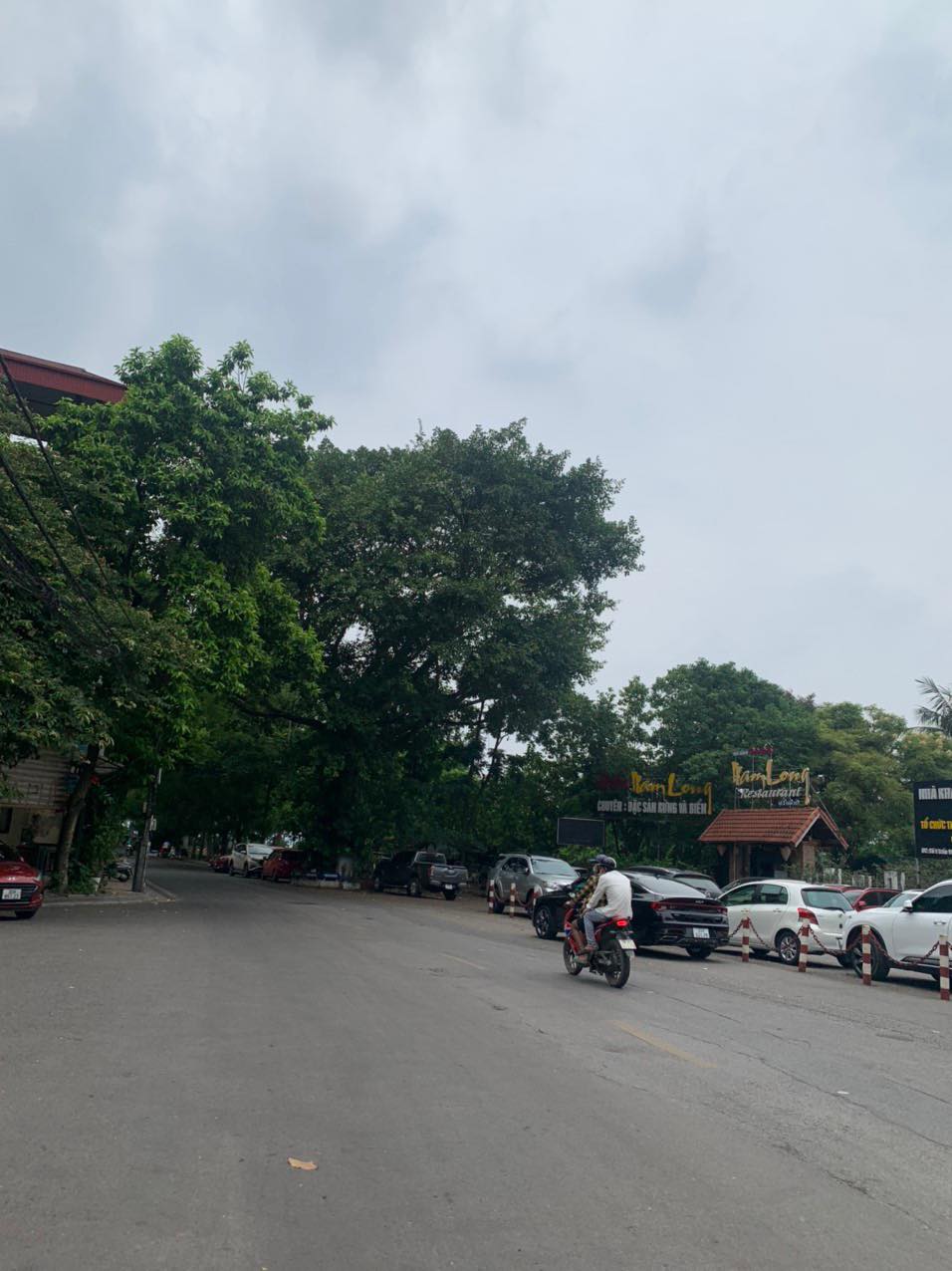 bán nhà cũ 2 tầng, mặt hồ Trúc Bạch, diện tích 134m, mặt tiền 12m, nở hậu, full thổ cư