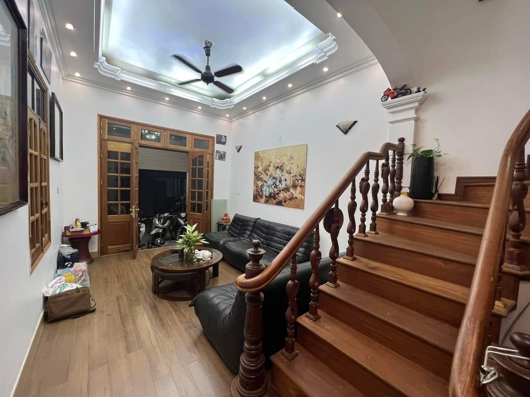 Cần cho thuê nhà mặt đường Bắc Cầu, Ngọc Thụy. Ô tô đỗ cửa thỏa mái.