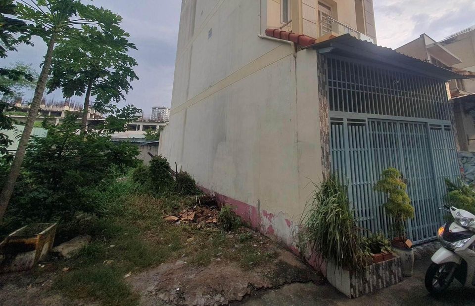 Bán Đất Có Dãy Nhà Trọ Tiện Xây Mới - 2 Mặt Tiền Liền Kề Phú Mỹ Hưng Quận 7 - Giá Chỉ 3,98Tỷ.