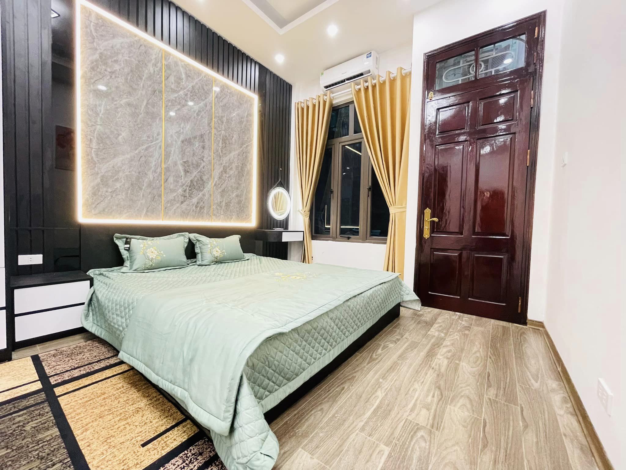 Hiếm, Lạc Long Quân 36m2 x 5T Phân lô - Lô góc – ô tô đỗ cửa – Nội Thất xịn sò 5,2 tỷ.