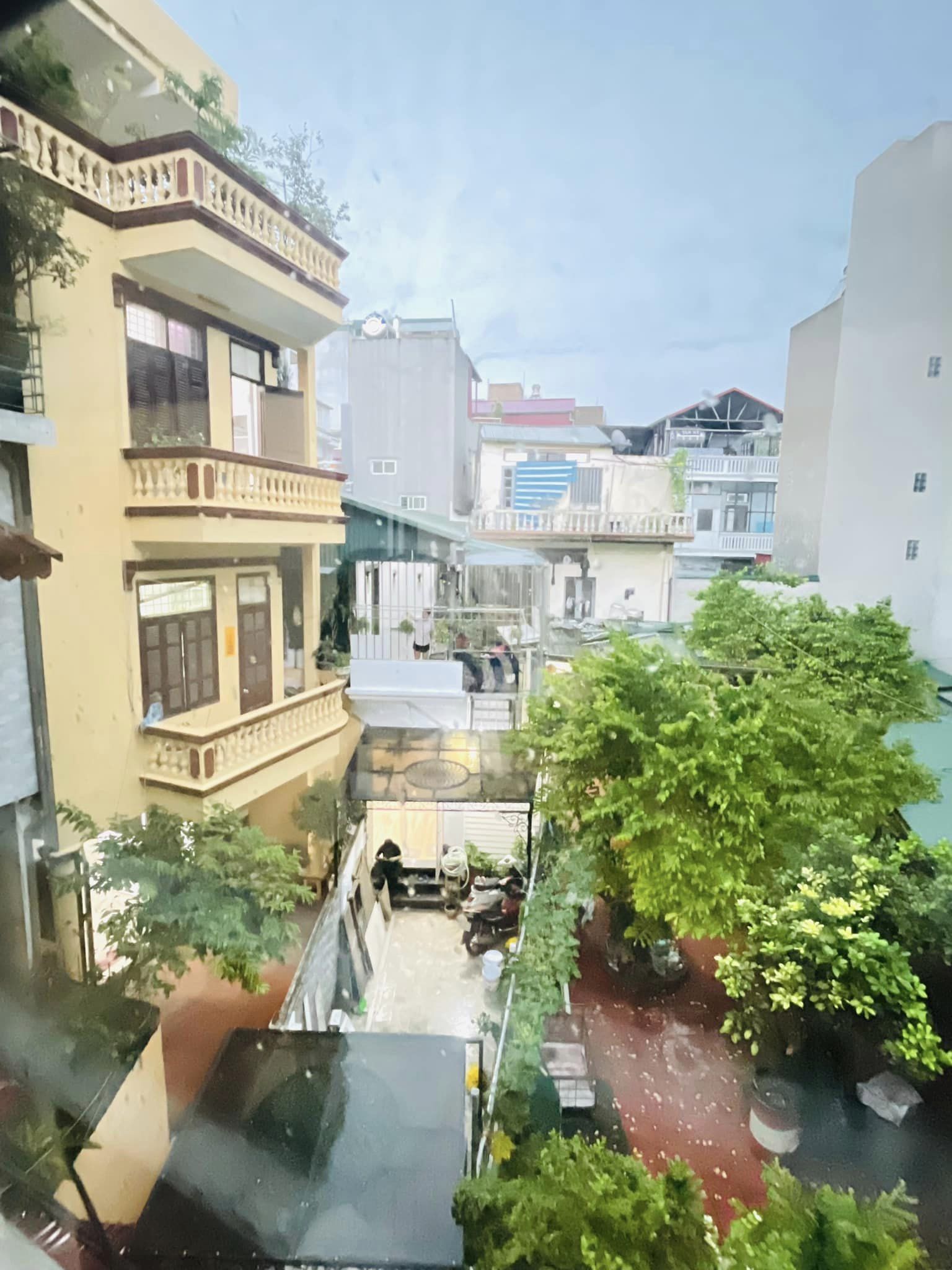 Chính chủ bán nhà tự xây Trần Khát Chân, Bãi ô tô gần nhà, ngõ thoáng, sổ vuông ở luôn. DT 40M, 5 T.