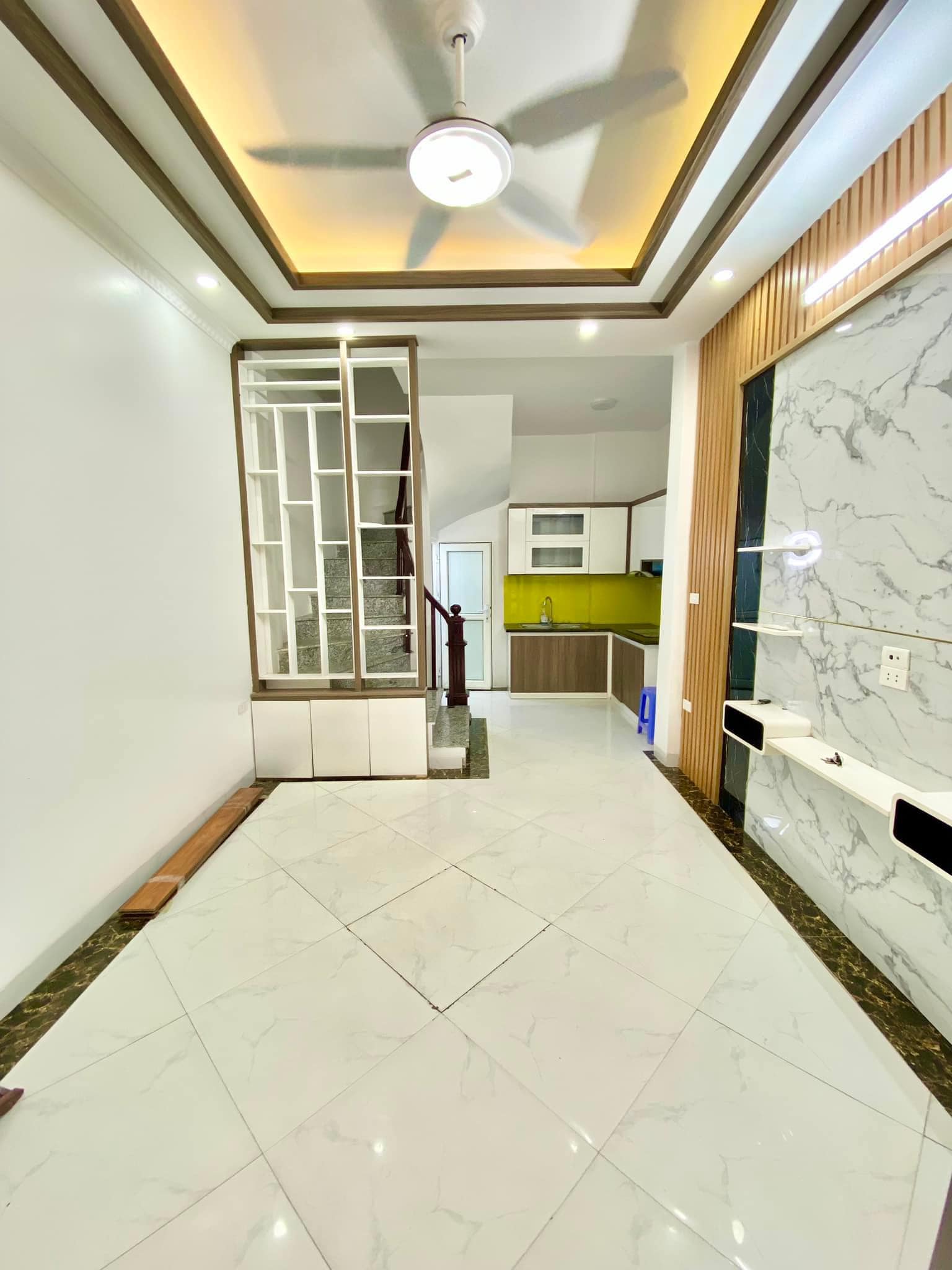 NHÀ ĐẸP SIÊU HIẾM , BA BỨƠC RA MẶT PHỐ XUÂN LA , NGÕ THÔNG RA VÕ CHÍ CÔNG . DIỆN TÍCH HƠN 30 M . GIÁ 5.5 TỶ