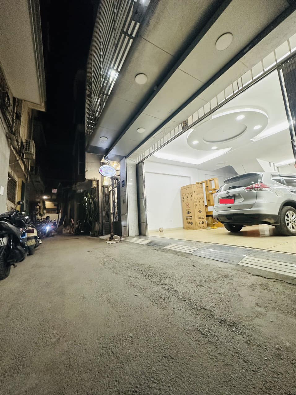 Bán nhà ngõ thái hà Dt 63m Mt: 6.6m oto vào nhà, gần ga tàu điện, hồ hoàng cầu.