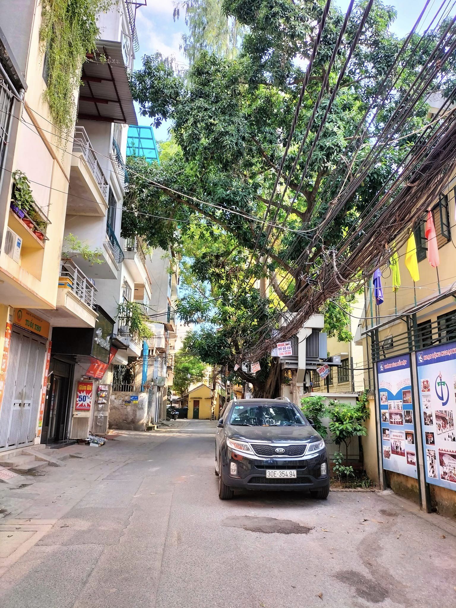 Bán Nhà Đội Cấn Mặt Ngõ ÔTÔ Tránh 70M2 MT 5.5M 3 Tầng 8.8 Tỷ-Lô góc kinh doanh