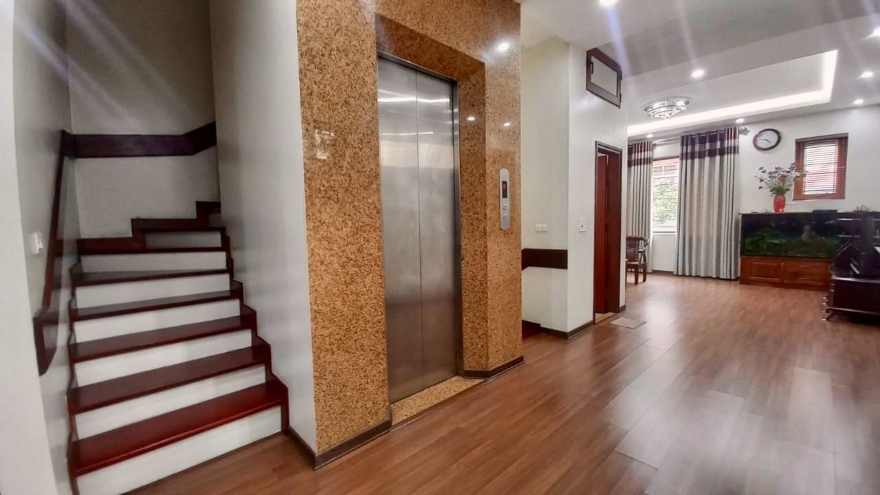 Bán Nhà dân xây 5 tầng Gara Ô tô Thang máy phố Ngọc Thuỵ, Long Biên