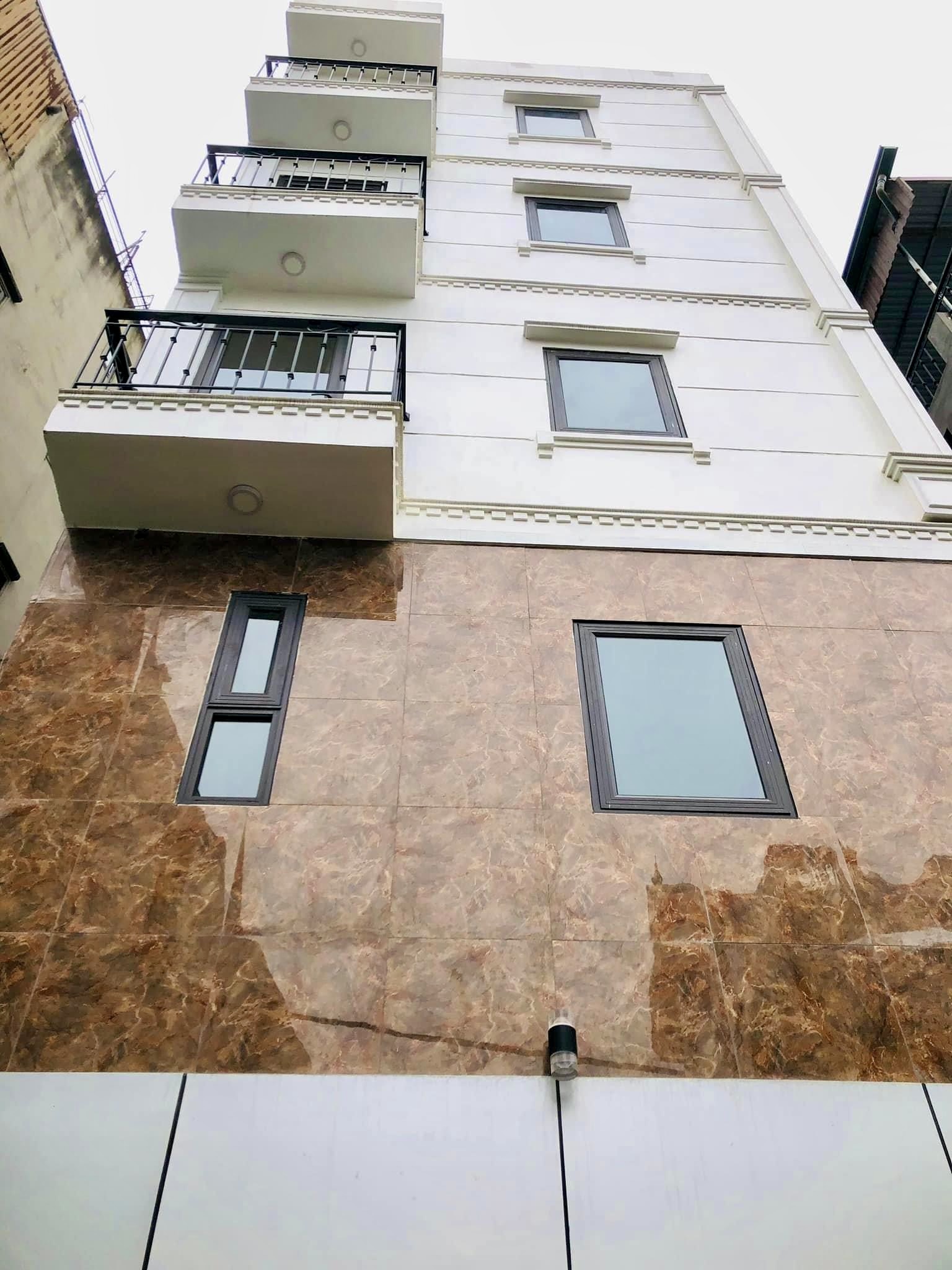 Bán nhà Lô góc 5 tầng phường Long Biên, Gara ô tô - cách cầu 1km