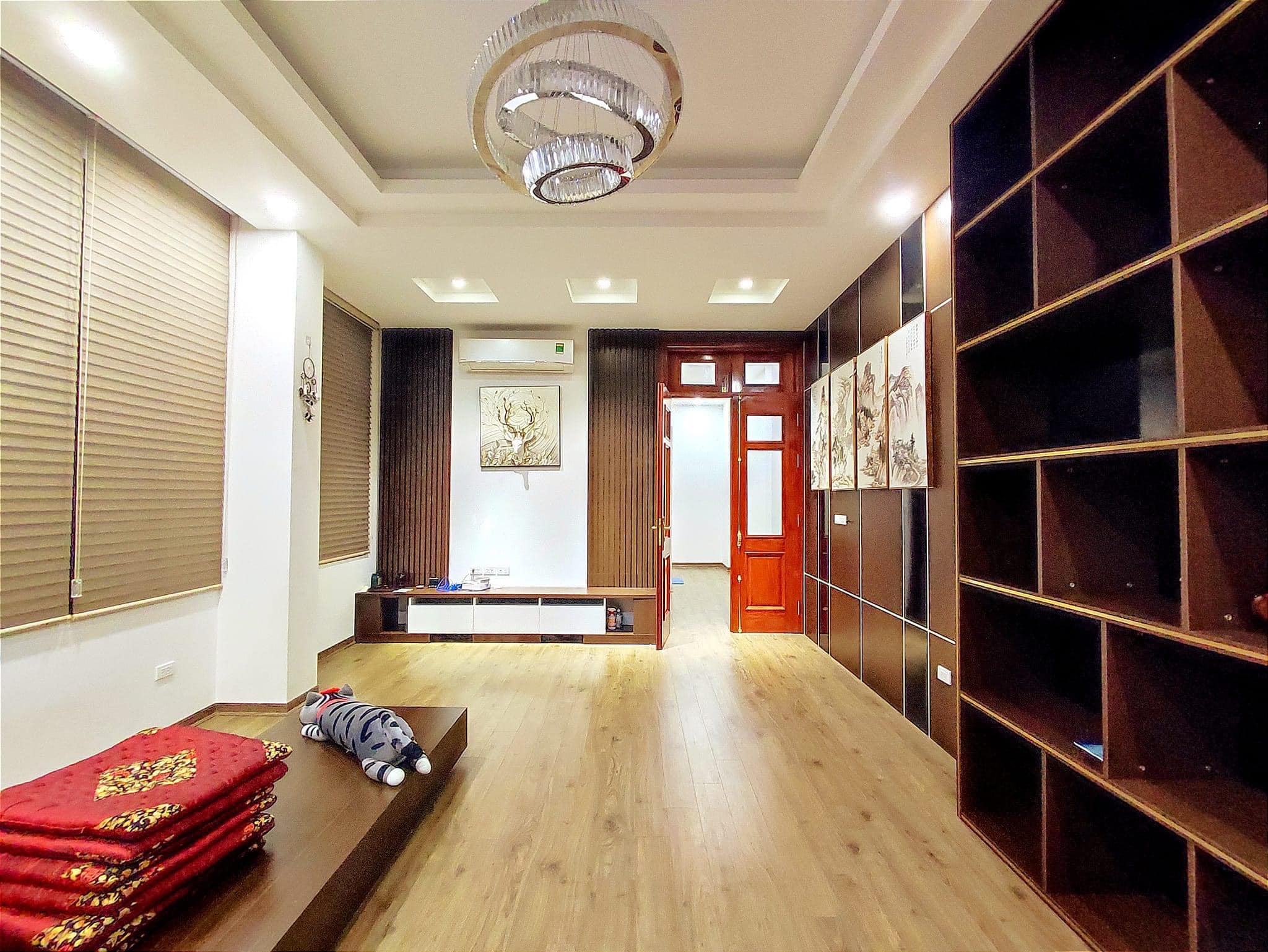 Bán căn nhà 94m2 phố Âu Cơ, Tây Hồ Gara 2 Ô tô tránh Vỉa hè đẹp Kinh doanh đỉnh 9.5 Tỷ