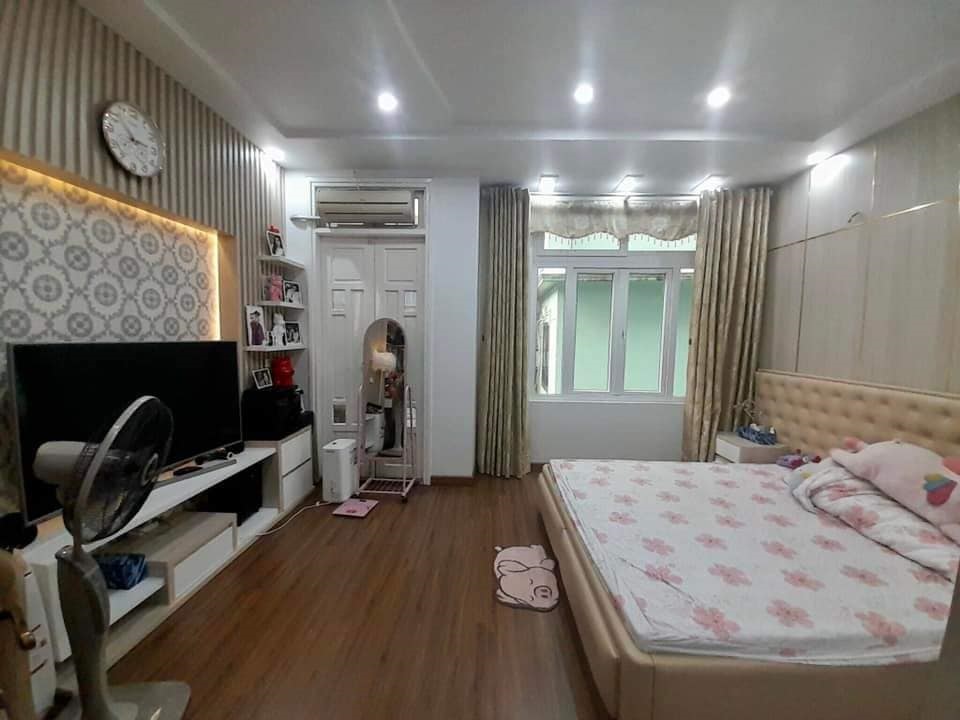 Bán nhà Đê La Thành, Đống Đa, 30m2, 4 tầng gần phố giá nhỉnh 2 tỷ