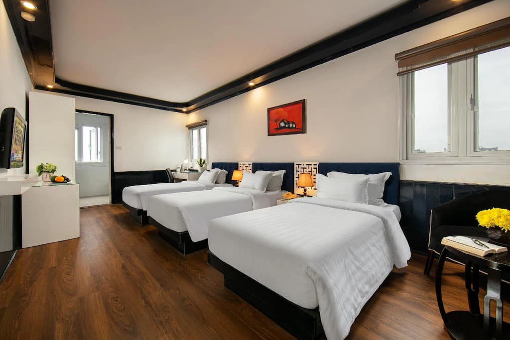 Bán khách sạn 13 tầng mặt phố Bùi Thị Xuân dòng tiền 8 tỷ/năm 0944523668