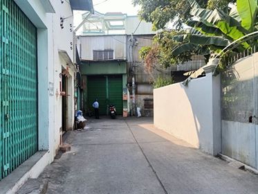 Bán nhà và xưởng sản xuất ngay ngã tư 4 xã 20 x 16 ( 3 lầu ) giá 22,5 ty