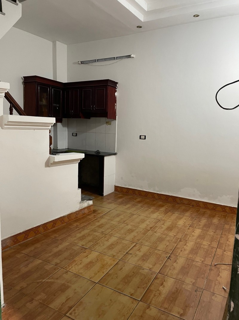 Bán nhà đẹp ở ngay Hào Nam 35m2 x 5T, MT4m, nhỉnh 4 tỷ, gần phố, ngõ nông