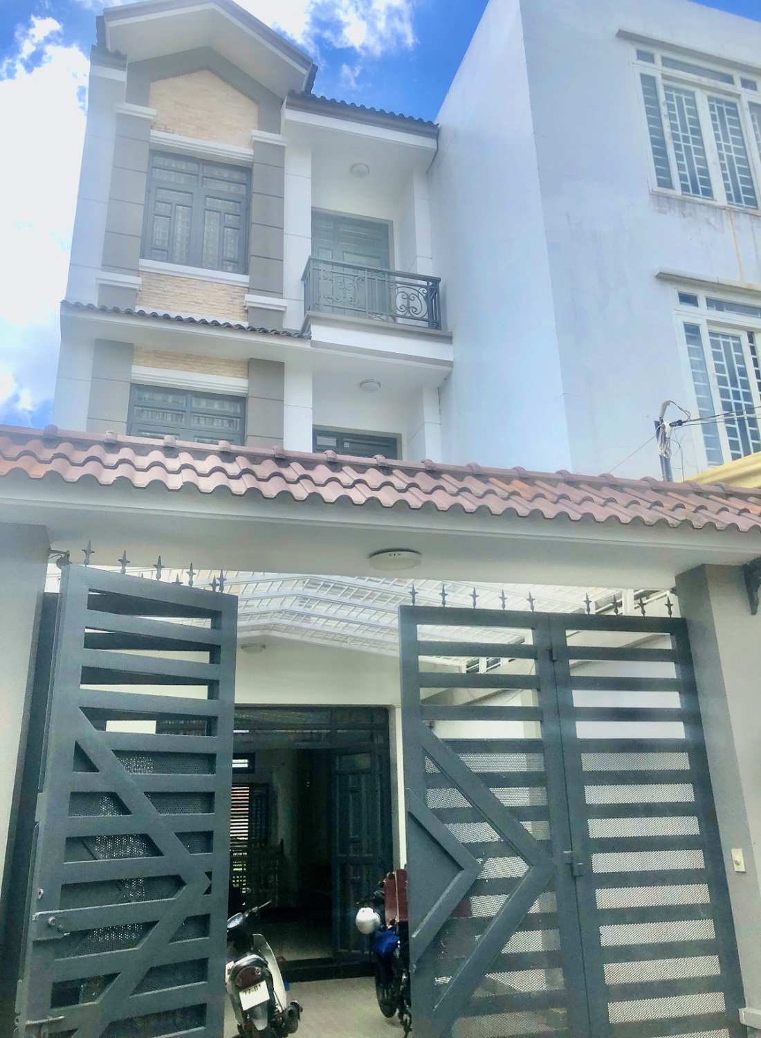 Nhà mới cứng- 93m2- 3 tầng -2 MT đường nhựa 6m-HXH_Lã Xuân Oai-TNPA