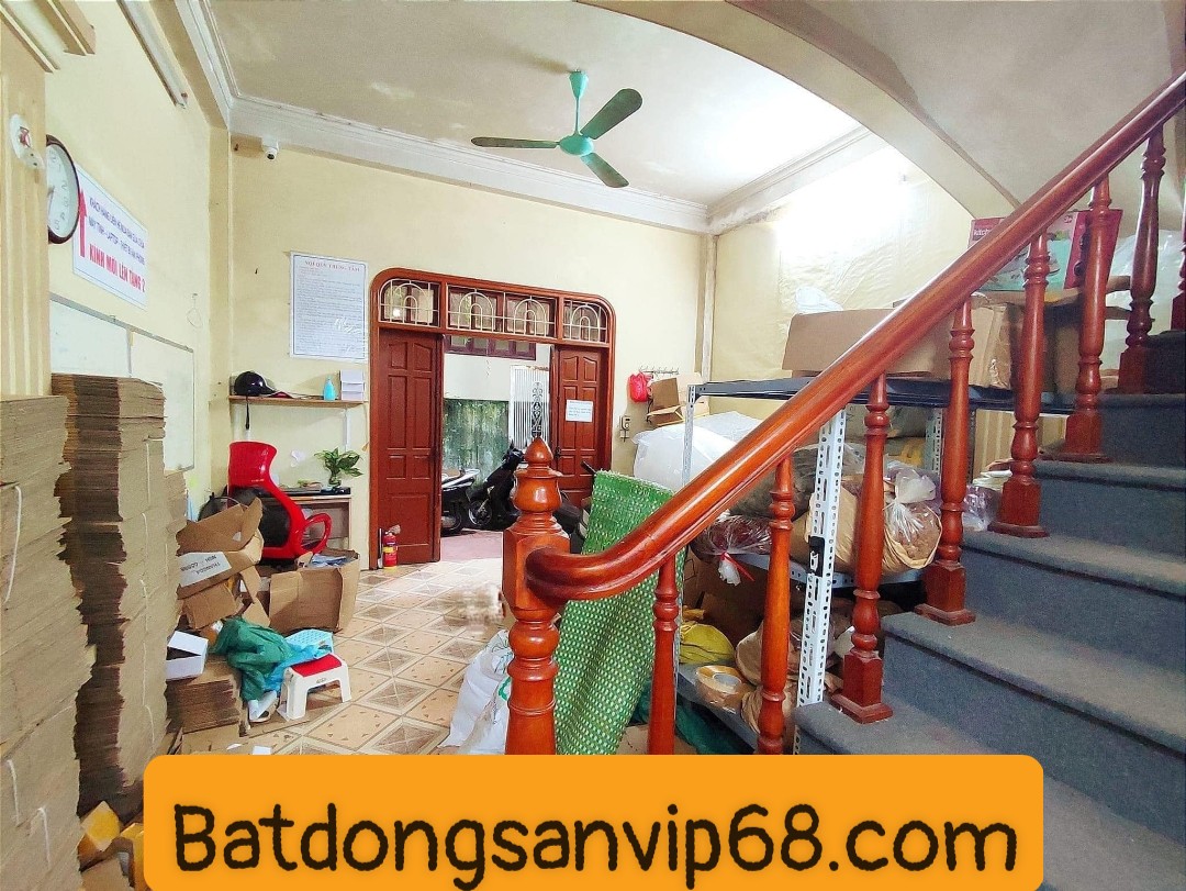 Cần bán căn nhà tại phố Vương Thừa Vũ nhà đẹp ở ngay 65m2 4 tầng giá chỉ 5.9 tỷ.