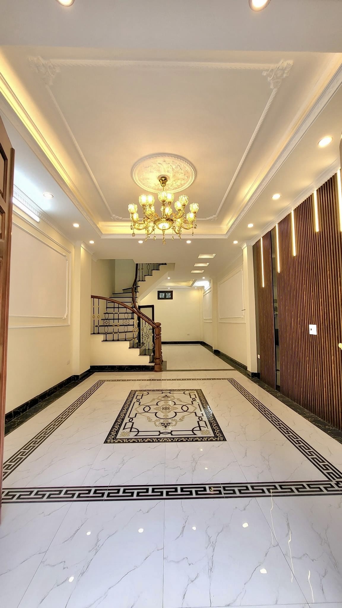 Bán nhà 52m² tầng phố Cổ Linh, P.Long Biên - Ô tô vào nhà, full nội thất ở ngay