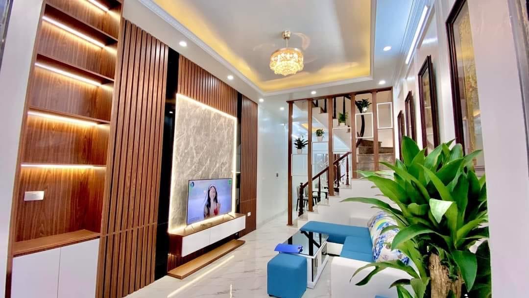 BÁN NHÀ LĨNH NAM QUẬN HOÀNG MAI - 35M 4 TẦNG MT 3.4M - NHỈNH 3 TỶ NHÀ ĐẸP 5 NGỦ 20M RA OTO TRÁNH FULL NỘI THẤT