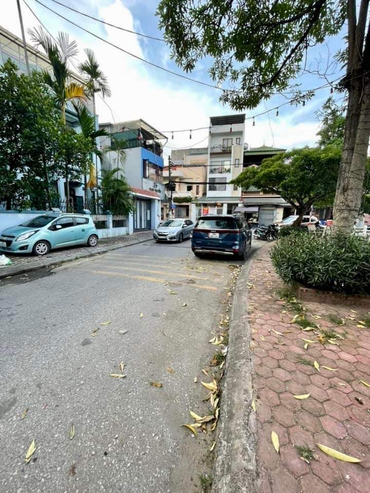 Cho Thuê cả nhà 4 Tầng phố Lâm Du, Bồ Đề, Long Biên, kinh doanh thoải mái ô tô đỗ