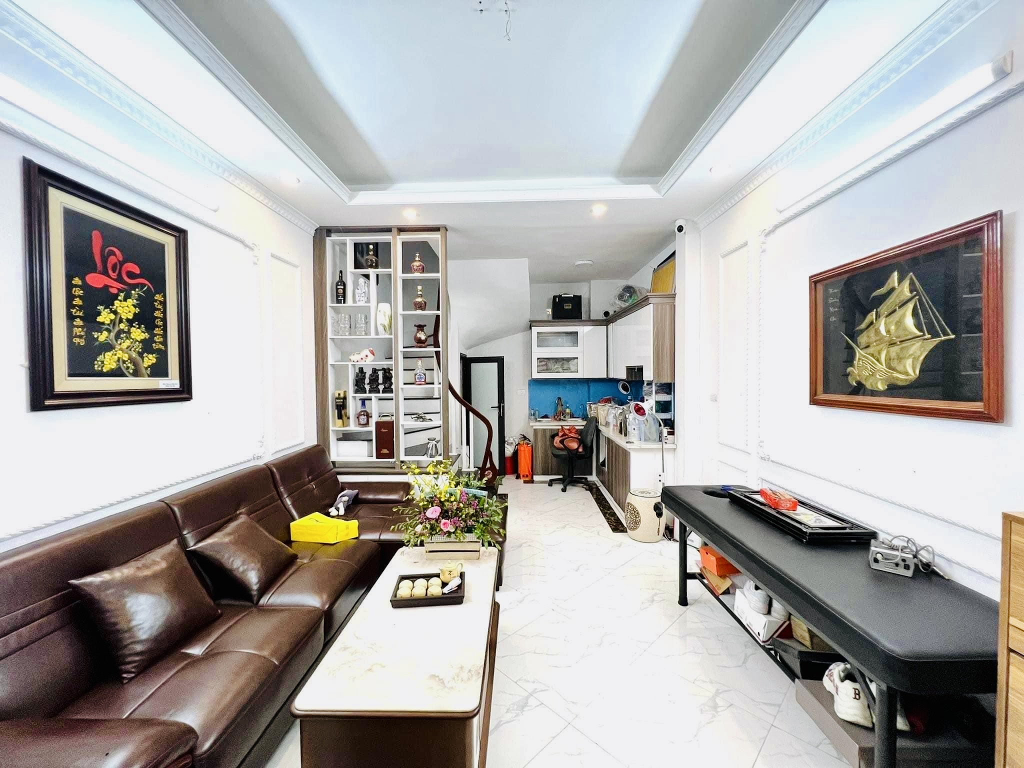 BÁN NHÀ NGÕ GỐC ĐỀ QUẬN HOÀNG MAI - 30M 5 TẦNG MT 3.9M - HƠN 3 TỶ OTO TẢI ĐỖ CỔNG NHÀ MỚI 20M RA MẶT PHỐ