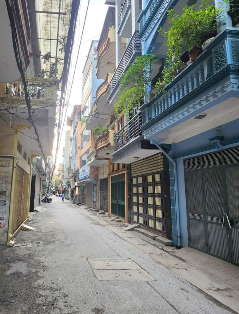 BÁN NHÀ MẶT ĐƯỜNG HOÀNG VĂN THÁI ÔTÔ VÀO NHÀ. DT 40M. 4TẦNG. MT4M. NHỈNH 6 TỶ.