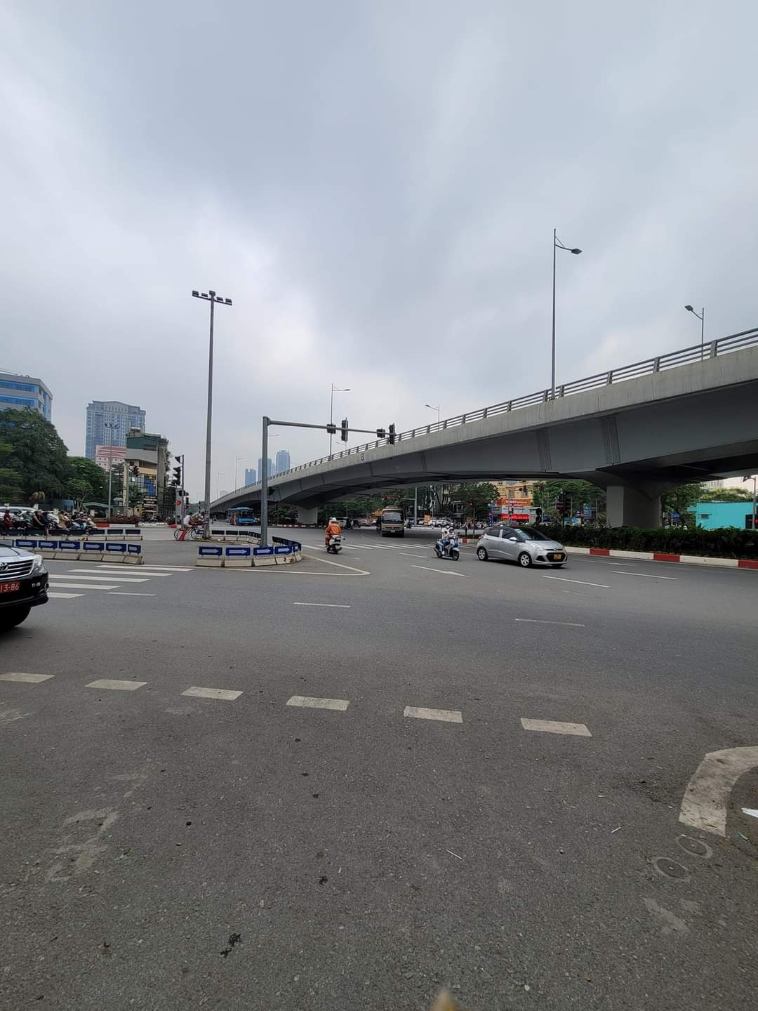 BÁN ĐẤT TẶNG NHÀ 03 TẦNG HOÀNG QUỐC VIỆT, Ô TÔ VÀO NHÀ, 52 M2, 11,7 TỶ...