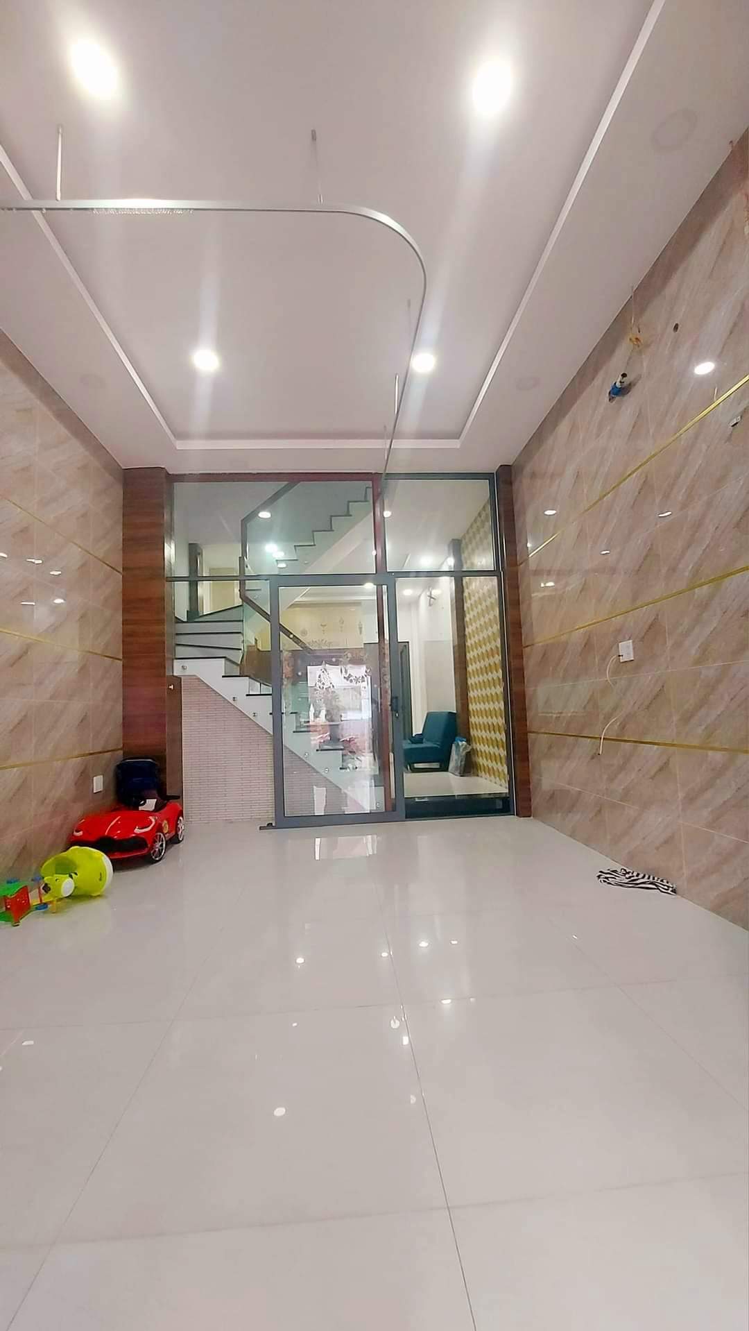 Bán gấp nhà Nguyễn Sơn, 60m², 4 tầng, hơn 6 tỷ, xe hơi ngủ trong nhà.