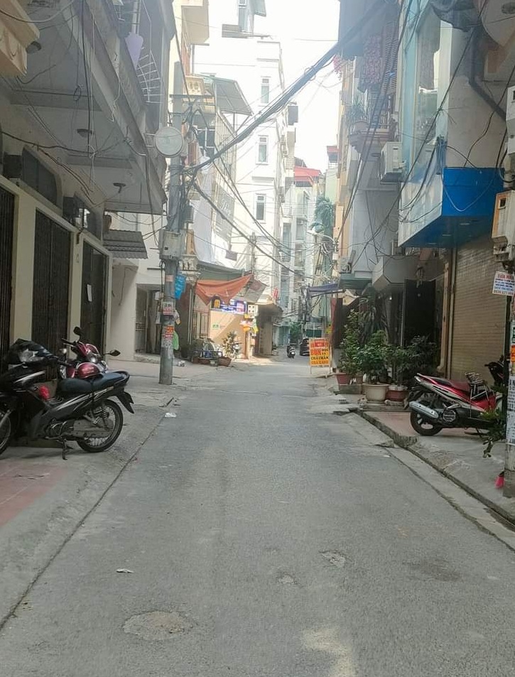 NHÀ BÁN PHÁO ĐÀI LÁNG. MẶT ĐƯỜNG. ÔTÔ VÀO NHÀ.DT 45M. 5TẦNG MT5.3M. HƠN 8 TỶ. ĐANG CẦN BÁN GẤP.