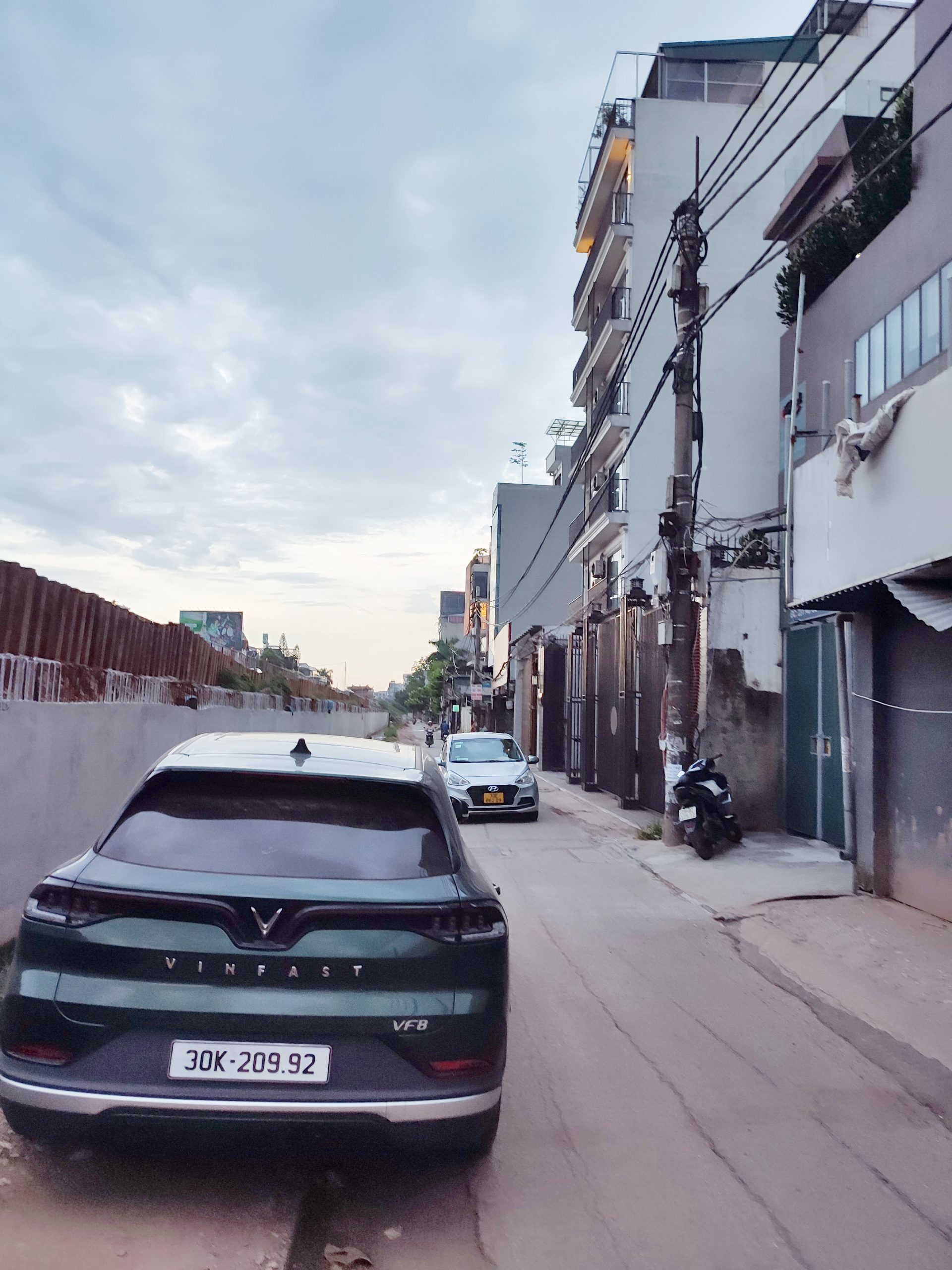 Đất vàng trục chính vào trung tâm Thành phố Hà Nội. Cơ sở hạ tầng giao thông ngày một phát triển. Giá trị tăng phi mã. DT 318m2 mặt tiền 12m xây tòa.