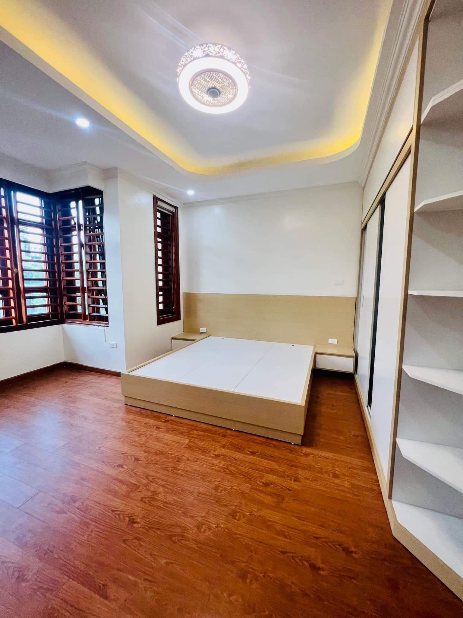 Bán nhà Đường Mạc Thái Tông- Cầu Giấy 60m2, ô tô tránh, 10m ra phố, KD tốt..