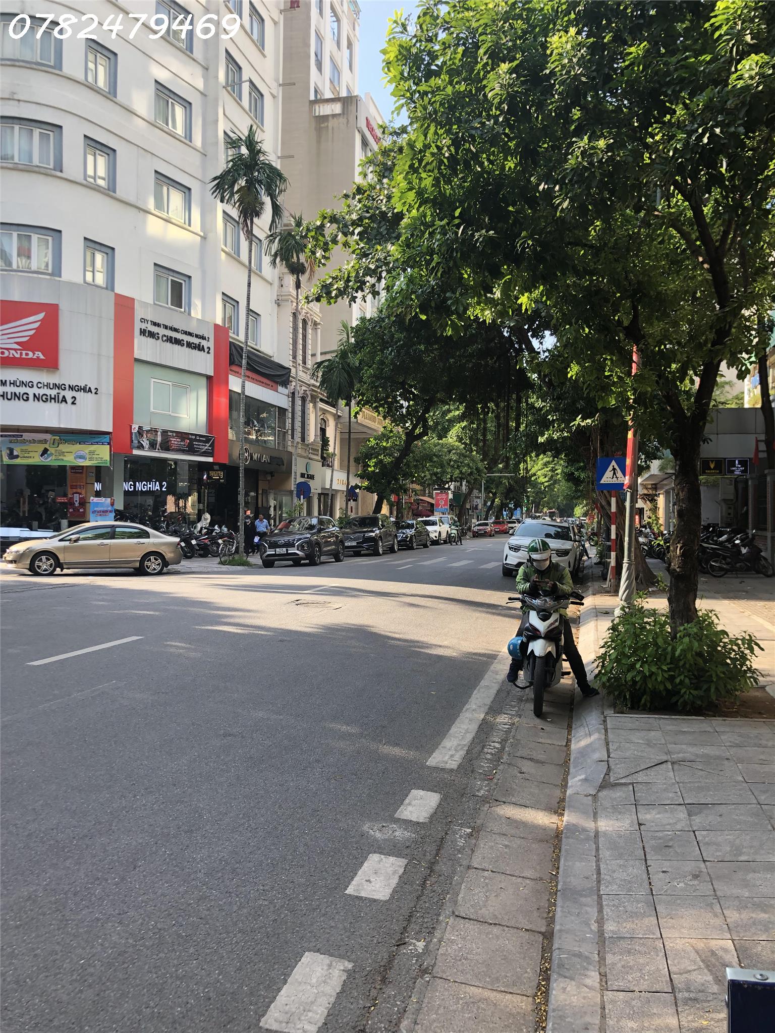 Bán khẩn cấp nhà mặt phố Bà Triệu - Lô Góc đối diện Vincom, tổng 90m2, mặt tiền10m, giá 450 triệu/ 1m2, nhà 2 vỉa hè đỗ