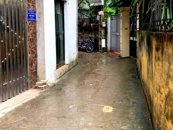 Các nhà bán ở trong ngách có đường đi phù hợp cho xe ba gác di chuyển ban-nha-ngo-219-bo-de-long-bien-3