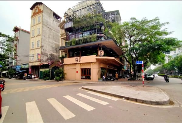 Quán Phê La nằm ngay đầu ngõ 451 Nguyễn Văn Cừ ban-nha-ngo-451-nguyen-van-cu-2