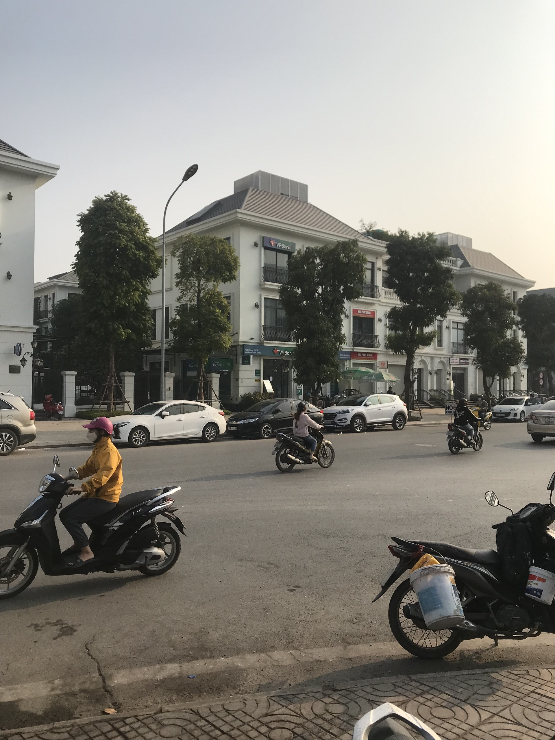 Cần bán LK lô góc VOV, DT 127m x 4,5T. MT 7,2m. SĐCC. Giá 24tỷ. LH: 0984135838