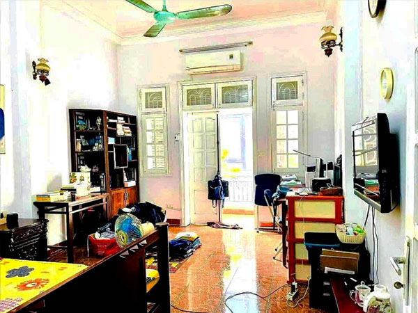can-nha-ban-tai-so-10-pho-cu-chinh-lan-1