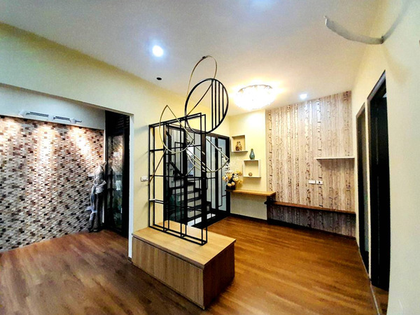 Không gian bên trong nhà đều được chủ rất đầu tư vào thiết kế và trang bị nội thất can-nha-cuc-chat-trong-ngo-273-ngoc-lam-can-ban-1