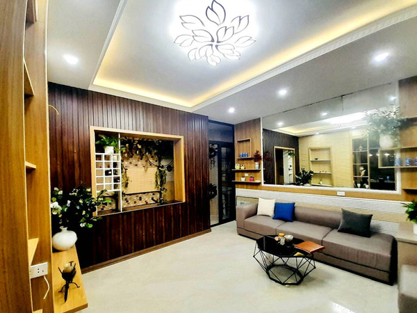 Không gian phòng khách ở bên trong ngôi nhà can-nha-cuc-chat-trong-ngo-273-ngoc-lam-can-ban-3