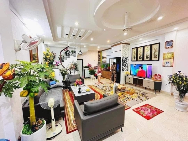 Căn nhà bán nằm trong một con ngõ rộng của phố Ái Mộ, ô tô có thể đi vào can-nha-so-7-trong-ngo-160-Ai-Mo-can-ban