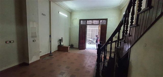 Cần bán nhà Mạc Thái Tổ, Cầu Giấy, 40m2 x 4 tầng, gần phố, kinh doanh, ô tô, giá 9 tỷ.