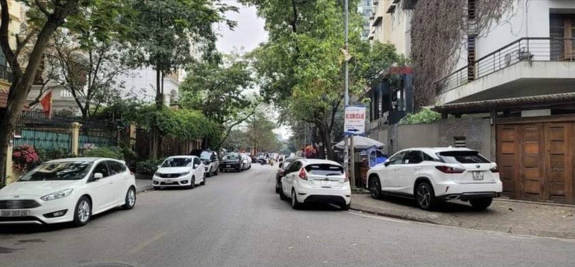 Siêu Mẫu, Biệt thự Văn Phú, Lô Góc, 2 mặt tiền, 167m.