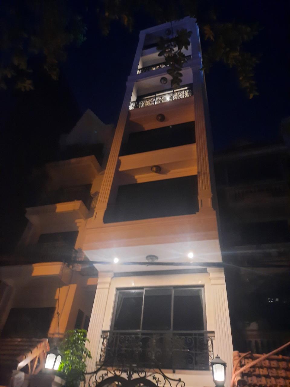 NHÀ ĐẸP TRUNG KÍNH,TRUNG TÂM QUẬN CẦU GIẤY.